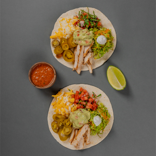 Qrildə hazırlanmış toyuq takosu