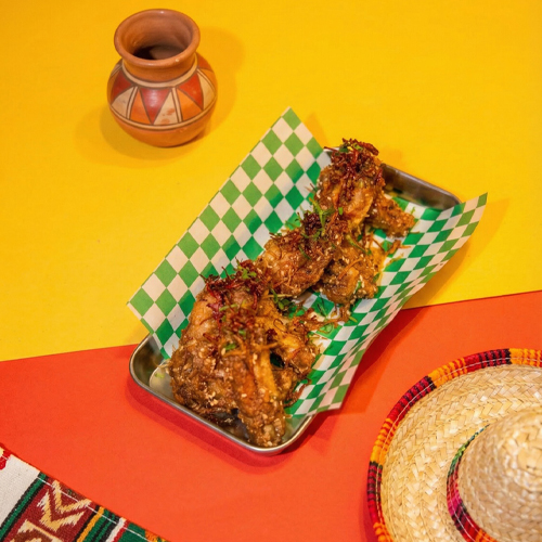 Toyuq qanadları Al Pastor sousu ilə