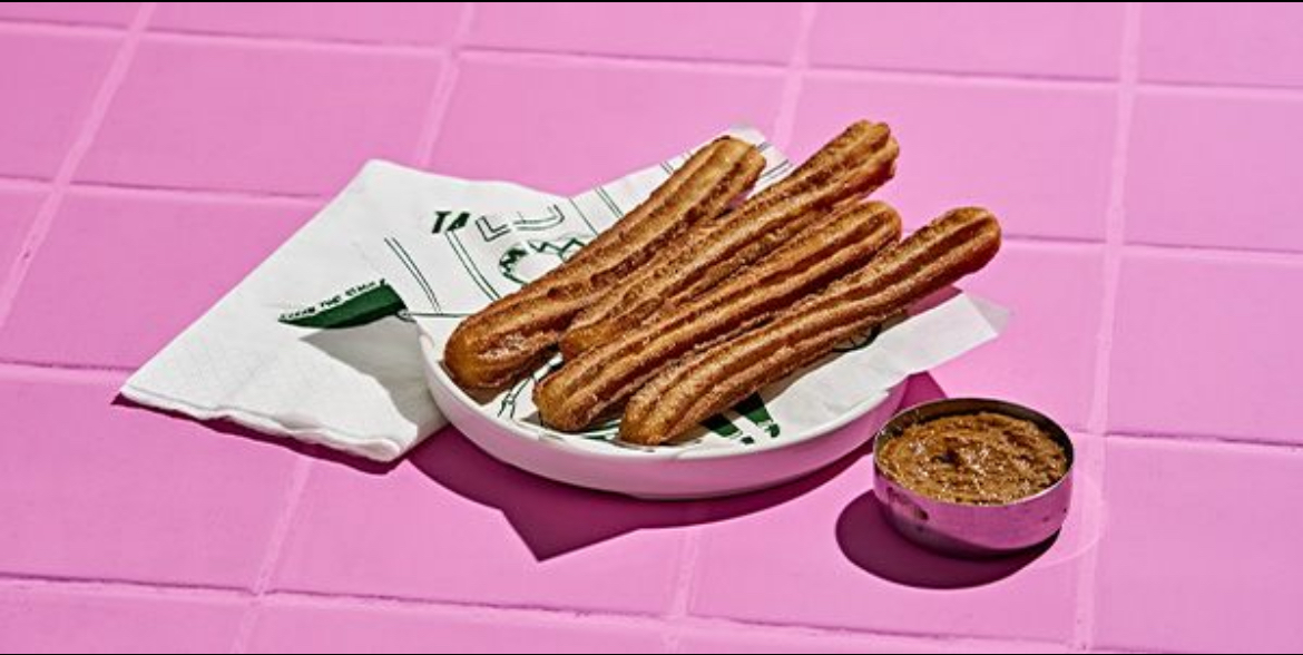 Darçına batırılmış karamelli çurros